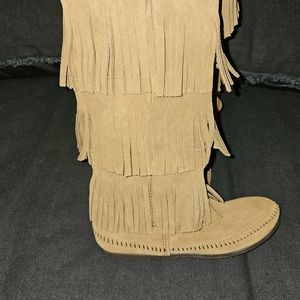 Minnetonka Fringe 3 Tier Moccasin Boots Women's Size 7 - BRAND NEW- NEVER WORN
